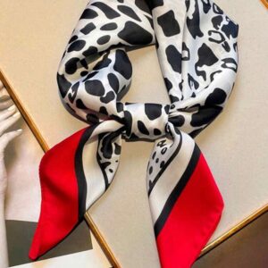 PAÑOLETA BLANCA CON NEGRO