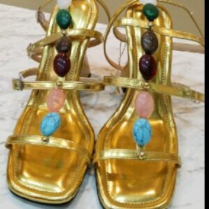 Zapatillas doradas con piedras