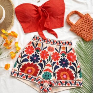 Conjunto rojo con flores