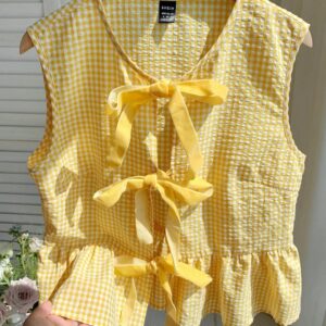 Blusa amarilla de moños