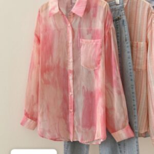 Camisa con manchas rosa