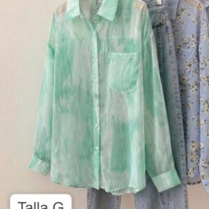 Camisa con manchas verdes