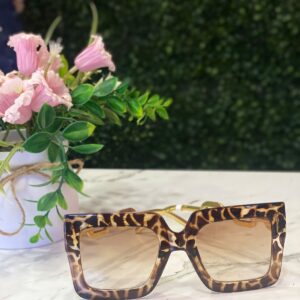 Lentes animal print con cadena dorada