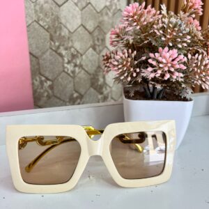Lentes beige cadena dorada
