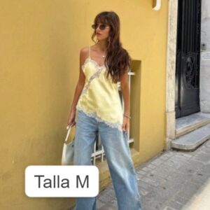 Blusa amarilla satinada con encaje