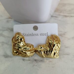 Aretes de corazón dorados