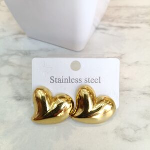 Aretes de corazón dorados lisos