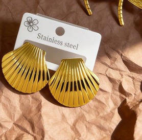 Aretes de concha dorados