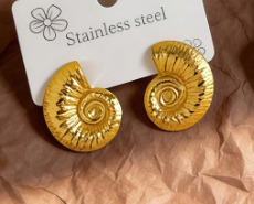 Aretes de caracol dorado
