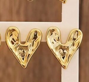 Aretes de corazón dorado